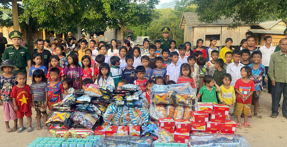 Biểu tượng hộp quà và huy hiệu ưu đãi, tượng trưng cho các khuyến mãi hấp dẫn từ MCW77 Com