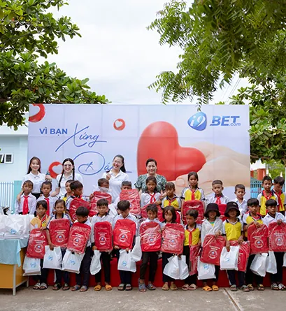 Biểu tượng kính lúp và gà chiến, thể hiện việc nghiên cứu kỹ lưỡng các chiến kê trước khi đặt cược